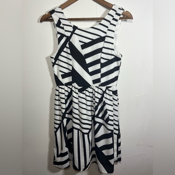 Everly Dresses & Skirts - Everly Black & White Abstract Striped Cocktail Dress SZ Small